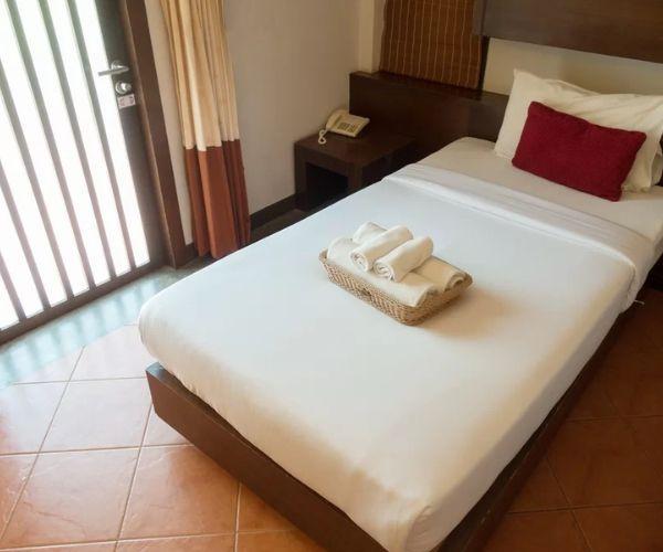 Giường đơn là lựa chọn tiết kiệm không gian, phù hợp cho một người sử dụng