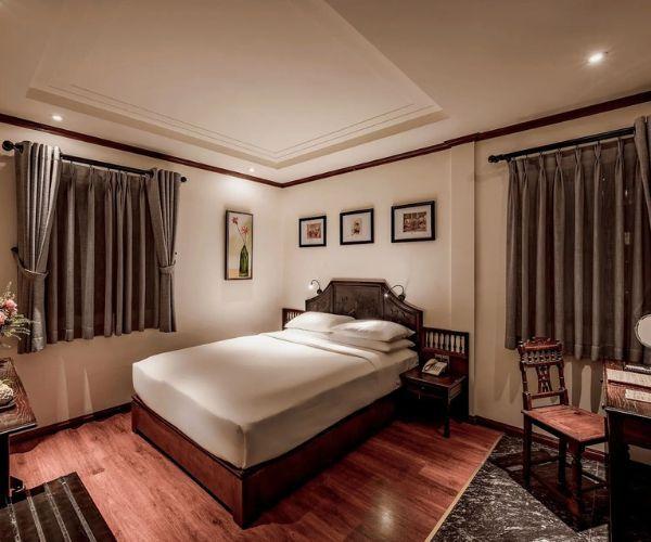 Giường đôi mang lại không gian rộng rãi và thân mật cho hai người, thường xuất hiện trong phòng Double hoặc phòng gia đình.
