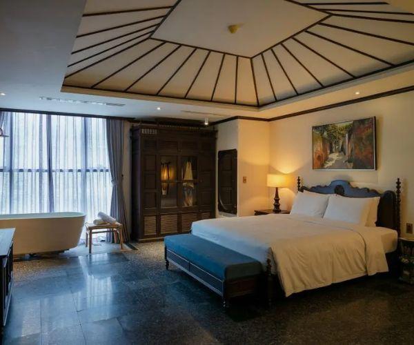 Giường Queen mang lại sự rộng rãi và thoải mái cho hai người