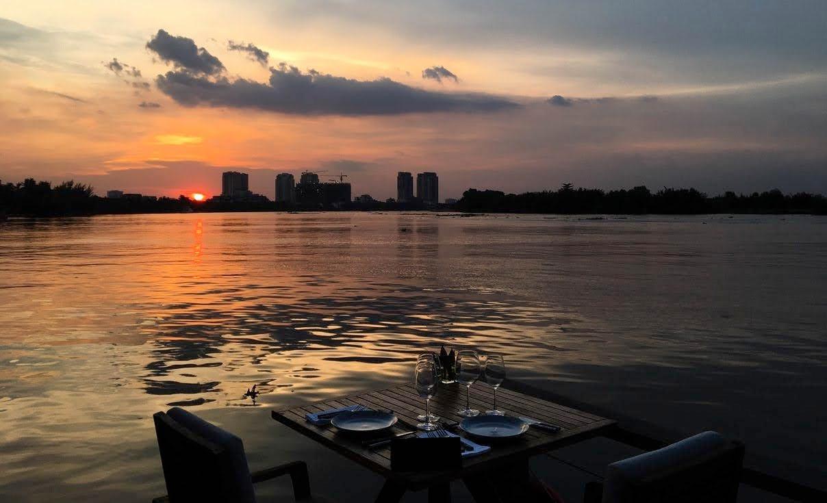 AmanakiThaoDienBlogThaoDienonWheelsTheDeckSaigon