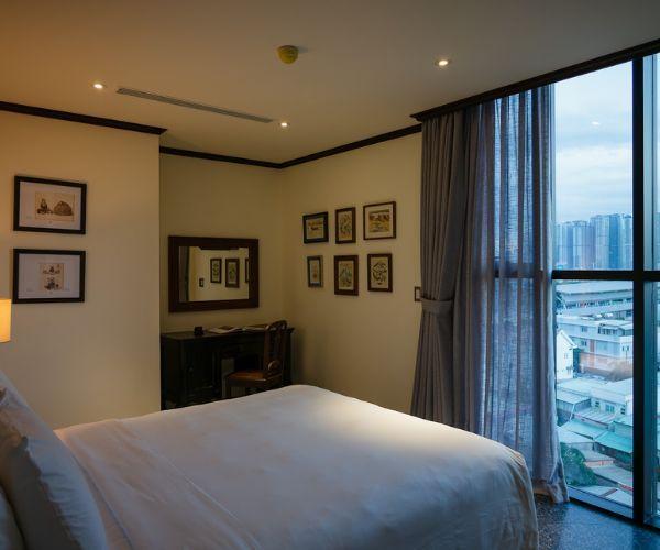 Giường King Size mang lại sự thoải mái và sang trọng, nâng cao trải nghiệm nghỉ dưỡng đẳng cấp trong khách sạn cao cấp