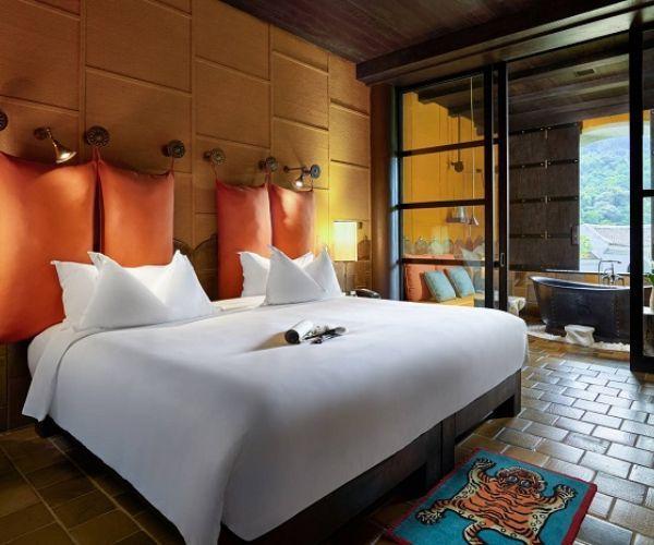 Giường Eastern King với kích thước 193 cm x 203 cm mang đến không gian ngủ rộng rãi và thoải mái cho hai người