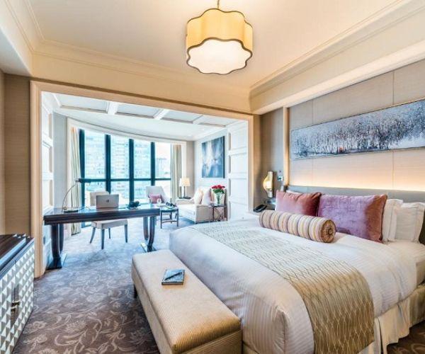 Giường California King với kích thước 183 cm x 213 cm, thích hợp cho khách hàng cao hoặc phòng ngủ diện tích dài hơn