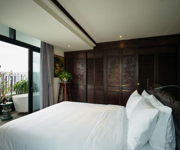 Giường King Size mang đến không gian ngủ rộng rãi và thoải mái, lý tưởng cho cặp đôi hoặc gia đình trong các khách sạn cao cấp