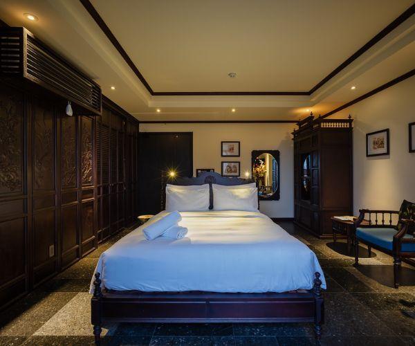 Giường King Size với khung gỗ tự nhiên cao cấp và đệm tiên tiến mang đến không gian nghỉ ngơi sang trọng và thoải mái tối đa