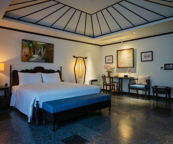 Giường King Size trong khách sạn 5 sao với tiện nghi cao cấp mang đến trải nghiệm nghỉ dưỡng tuyệt vời