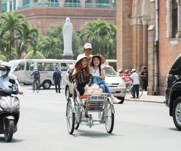 Exploring Notre Dame Cathedral of Saigon by Cyclo