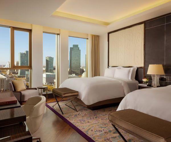 Phòng suite sử dụng vật liệu cao cấp với thiết kế tinh tế, tạo không gian sang trọng và đẳng cấp