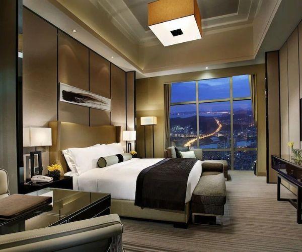 Phòng suite sử dụng vật liệu cao cấp với thiết kế tinh tế, tạo không gian sang trọng và đẳng cấp