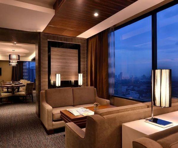 Phòng suite 5 sao với tầm nhìn tuyệt đẹp từ các cửa sổ kính lớn, ban công rộng hoặc sân thượng riêng