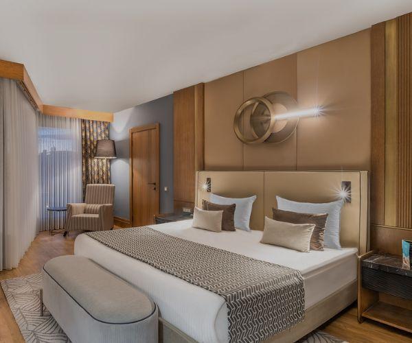 Senior Suite là phòng suite cao cấp với thiết kế sang trọng, không gian rộng rãi và tiện nghi đẳng cấp