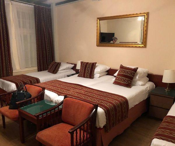 Phòng quad room tại khách sạn 2 sao đơn giản, tiện nghi và phù hợp cho nhóm 4 người muốn tiết kiệm chi phí
