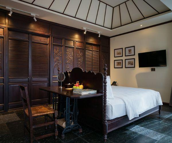 Giường Queen bed tại Việt Nam có kích thước chuẩn 1m6 × 2m, nhưng tên gọi và kích thước có thể khác nhau tùy quốc gia.